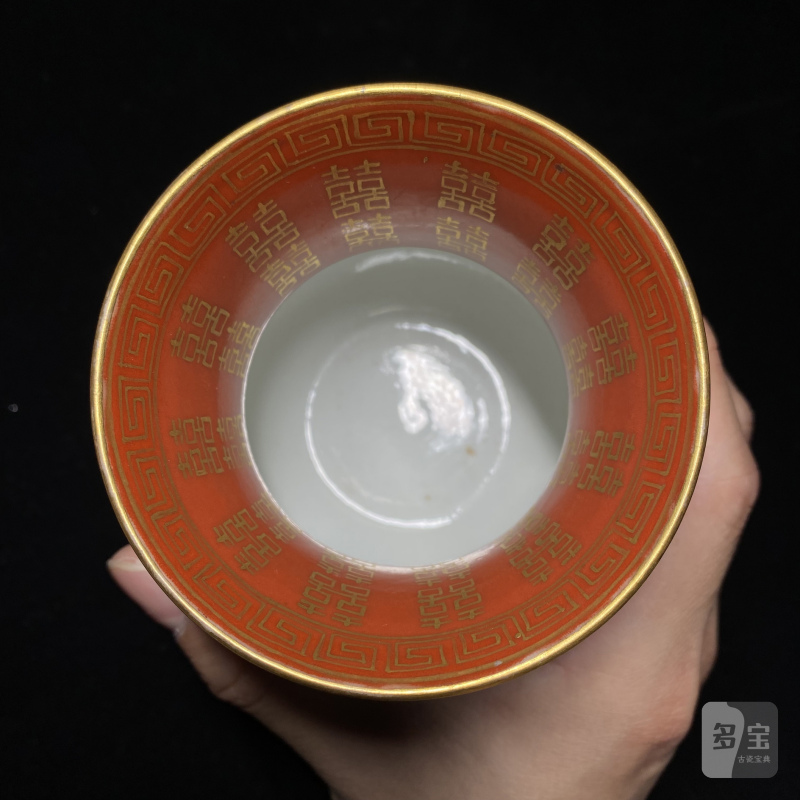 清同治 珊瑚红地描金开光粉彩龙凤喜字纹渣斗（一对） - 图18